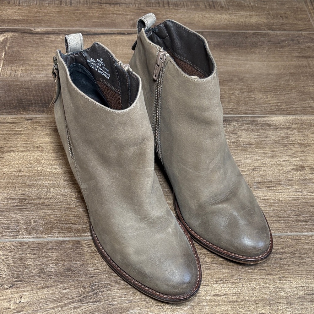 Blondo Waterproof Leather Ankle Boots Taupe – Women’s 10